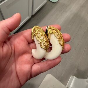 Vintage Elegant Gold and Cream Earrings